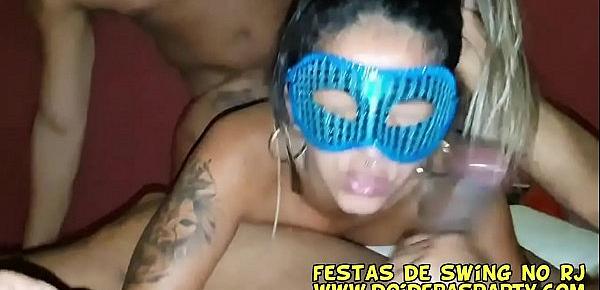  A Novinha Carioca Lara Guedes com dois Machos pela Primeira vez em video - Video Completo no Xvideos RED